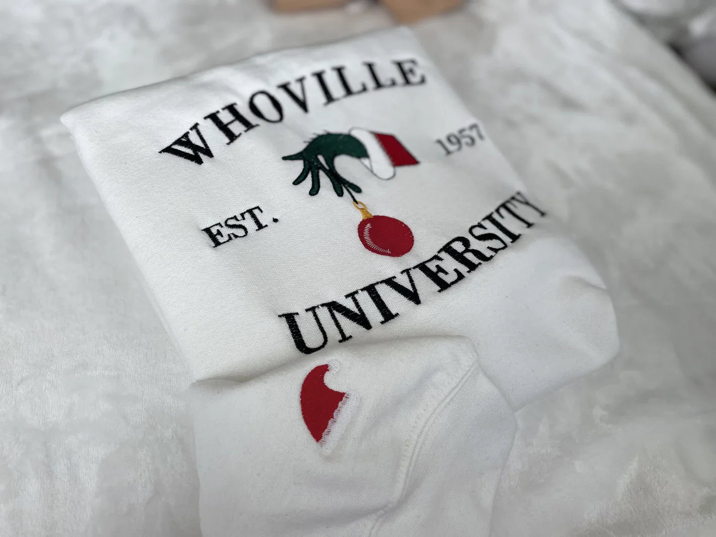 Whoville Grinch University išsiuvinėtas džemperis